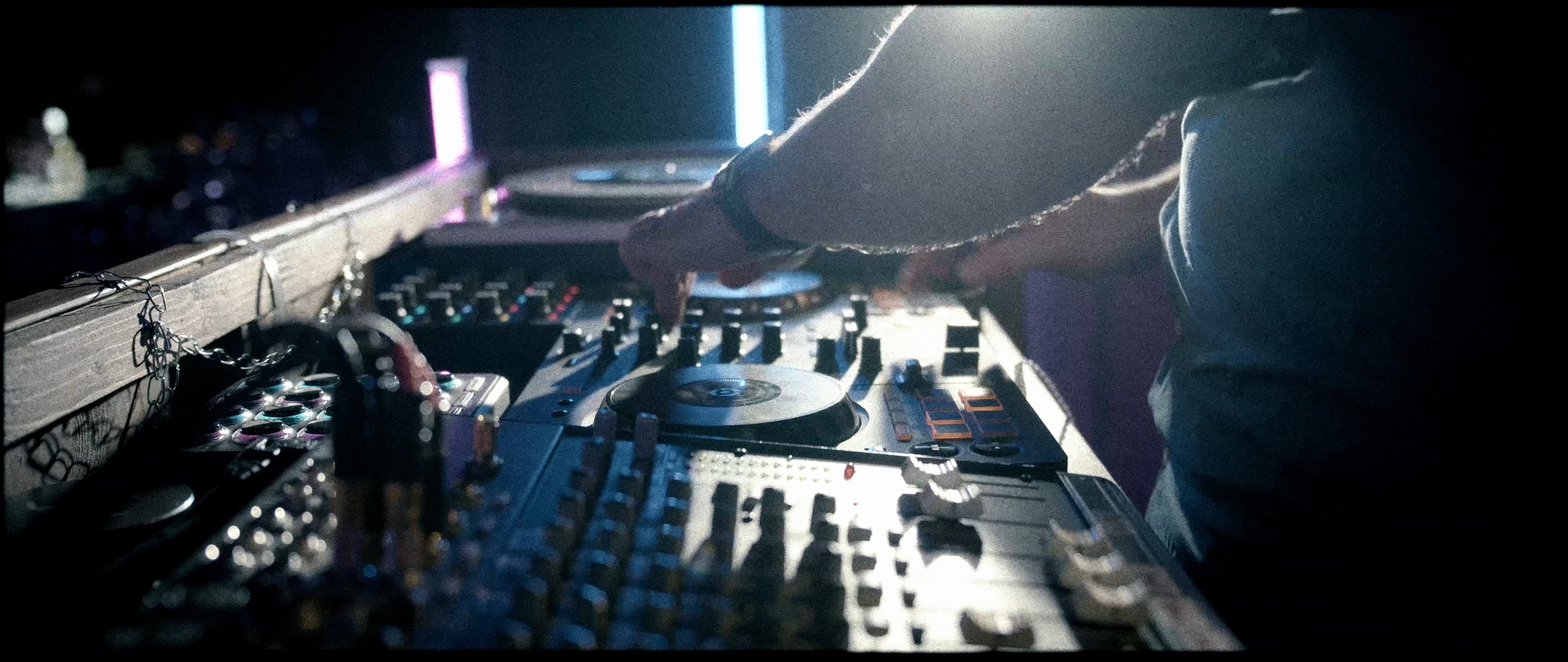Howard Whiddett DJ equipment in action