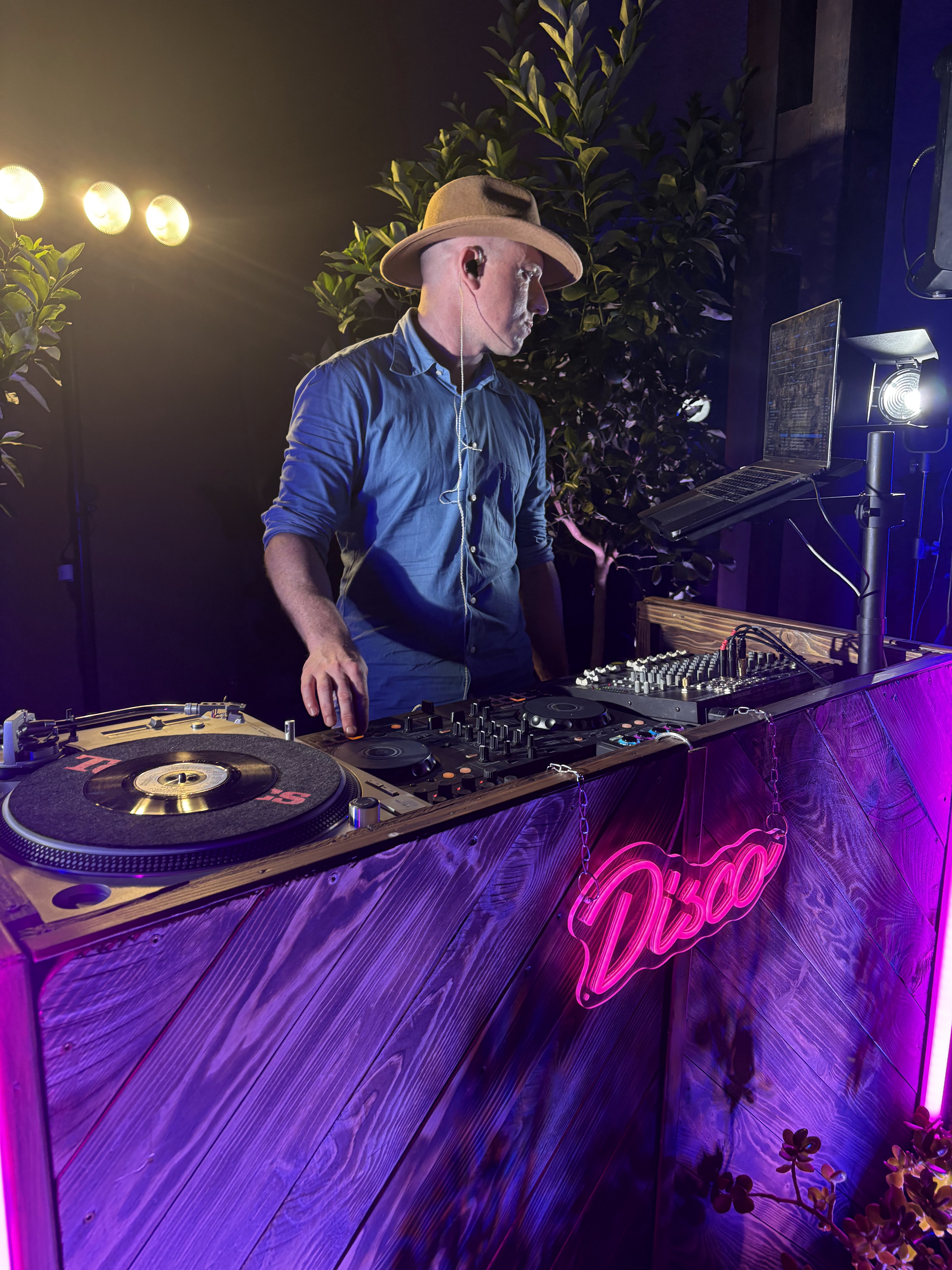 Howard Whiddett DJ booth